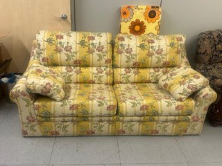 Sofá vintage floral amarillo