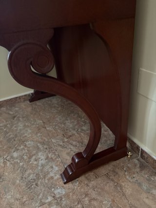 Mueble para órgano de madera oscura