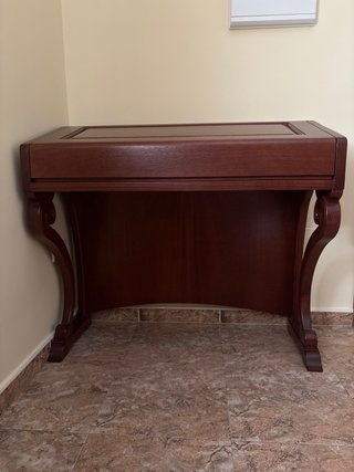 Mueble para órgano de madera oscura