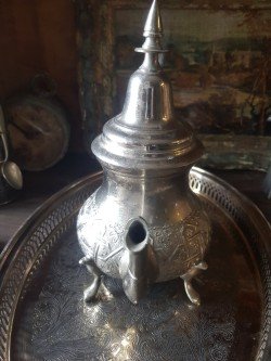 Antigua cafetera o tetera de alpaca con marcaje