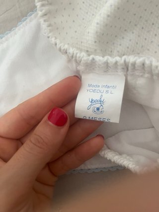 Ranita bebé blanca con topos azules