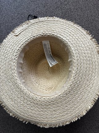 Sombrero de paja con cinta negra