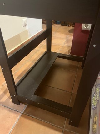 Mesa de escritorio negra y marrón