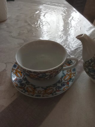 Teiera con tazza e piattino