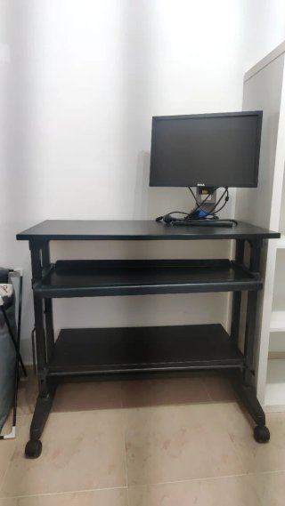 Escritorio con bandeja regulable