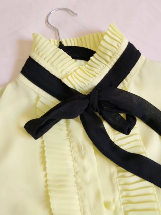Blusa amarilla con lazada  negra