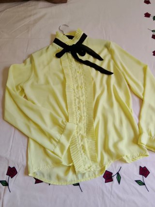 Blusa amarilla con lazada  negra