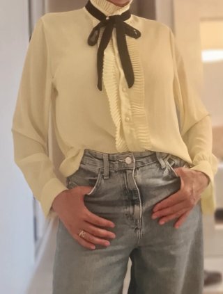 Blusa amarilla con lazada  negra