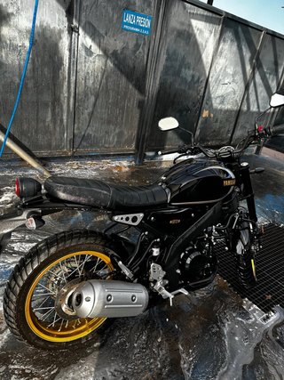 Yamaha XSR 125 Legacy Negra y Dorada