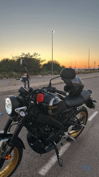 Yamaha XSR 125 Legacy Negra y Dorada