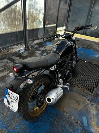 Yamaha XSR 125 Legacy Negra y Dorada