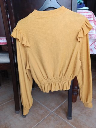 Camiseta amarilla con volantes