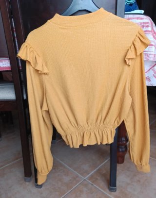 Camiseta amarilla con volantes