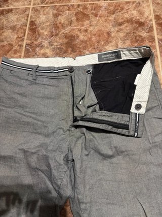 Pantalones grises para hombre