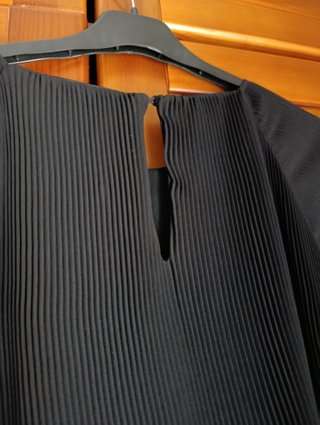 Vestido negro plisado manga larga