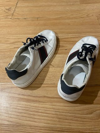 Tenis Zara blancos con franjas