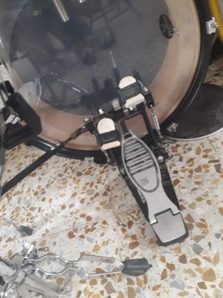 Batería Pearl modificada,  pedal de doble bombo.