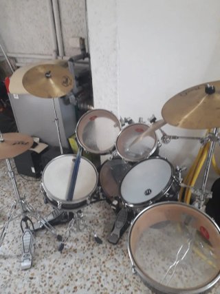 Batería Pearl modificada,  pedal de doble bombo.