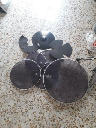 Batería Pearl modificada,  pedal de doble bombo.