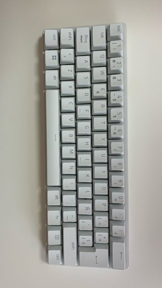 Razer Huntsman Mini con switches morados.