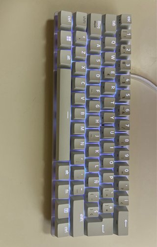 Razer Huntsman Mini con switches morados.