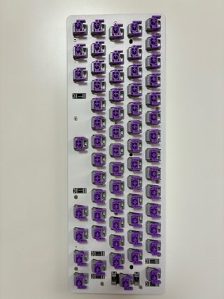 Razer Huntsman Mini con switches morados.