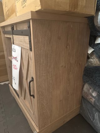 Cómoda de madera con puerta corredera