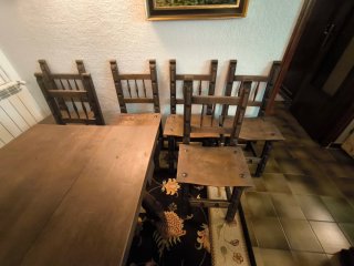 Mesa rústica y 6 sillas de madera
