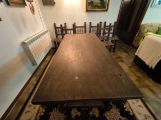 Mesa rústica y 6 sillas de madera