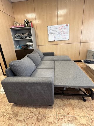 Sofá cama gris de tela