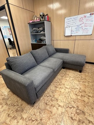Sofá cama gris de tela