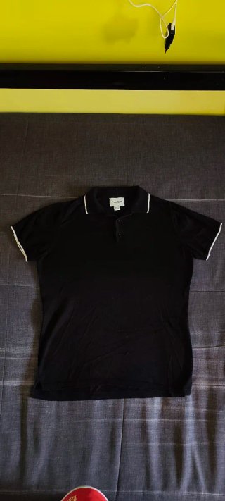 Polo negro Pull&Bear con ribetes blancos