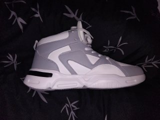 Zapatillas deportivas altas grises y blancas