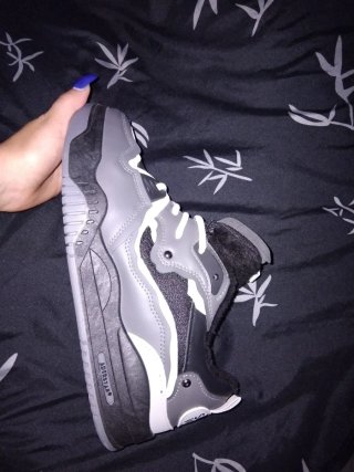 Zapatillas deportivas altas grises y blancas