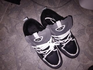 Zapatillas deportivas altas grises y blancas