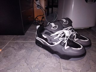 Zapatillas deportivas altas grises y blancas