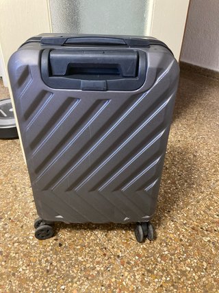 Maleta de viaje gris tiene una rueda reparada 10kg