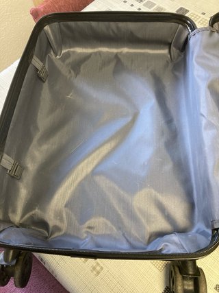 Maleta de viaje gris tiene una rueda reparada 10kg