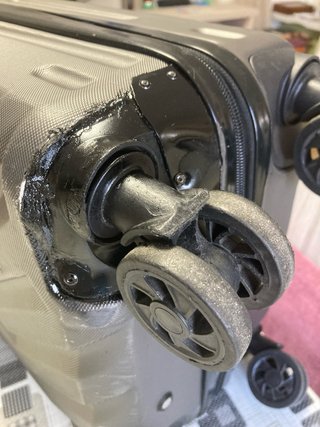 Maleta de viaje gris tiene una rueda reparada 10kg