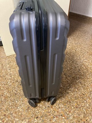 Maleta de viaje gris tiene una rueda reparada 10kg