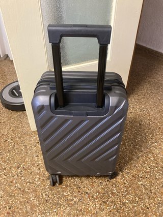 Maleta de viaje gris tiene una rueda reparada 10kg