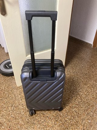 Maleta de viaje gris tiene una rueda reparada 10kg