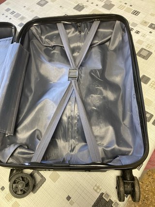Maleta de viaje gris tiene una rueda reparada 10kg