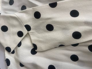 Blusa Zara lunares blanca y negra