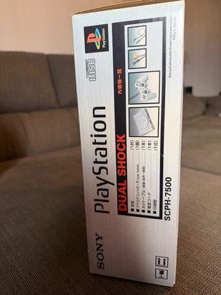 PlayStation 1 Japonesa con embalaje original.