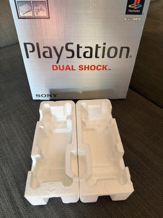 PlayStation 1 Japonesa con embalaje original.