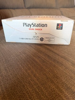 PlayStation 1 Japonesa con embalaje original.
