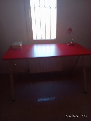 Mesa de estudio roja y blanca