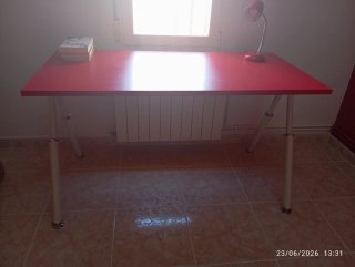Mesa de estudio roja y blanca