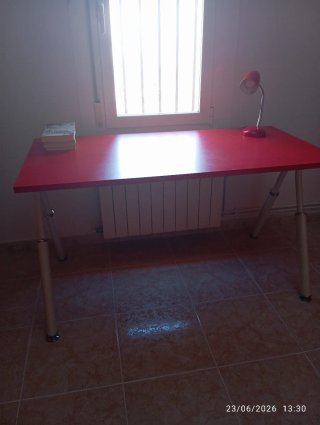 Mesa de estudio roja y blanca